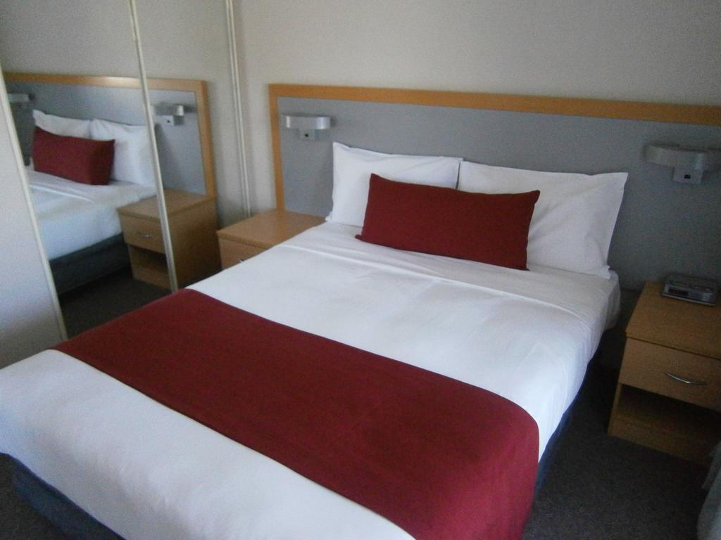 George Bass Motor Inn Nowra Room photo
